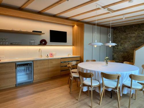 a kitchen and dining room with a table and chairs at GUT & GASTLICH Stallmann-Hiestand in Uelversheim
