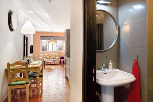 uma casa de banho com um lavatório, um espelho e uma mesa em Lanzarote Beach em Arrecife