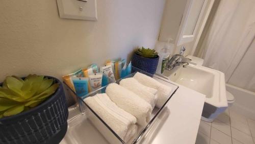 łazienka z umywalką i ręcznikami na ladzie w obiekcie Heart of Detroit Gem! 2BR Apt w mieście Detroit