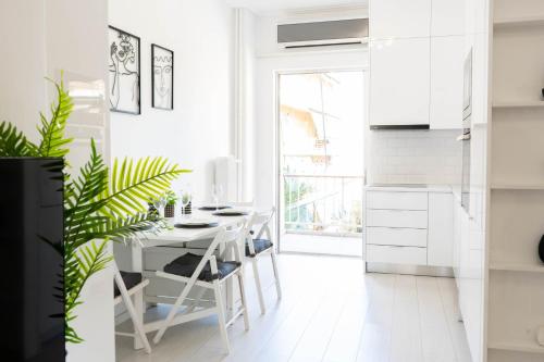 Una cocina o cocineta en Acropolis View Cozy & Bright 2-rooms Flat