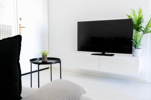 Una televisión o centro de entretenimiento en Acropolis View Cozy & Bright 2-rooms Flat
