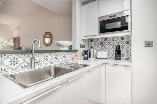 Kuchyň nebo kuchyňský kout v ubytování Rimal 3, Jumeirah Beach Residence - Mint Stay