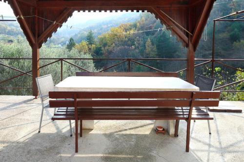 uma mesa e banco numa varanda com vista em Parenzana Haven Hideaway STAR em Izola