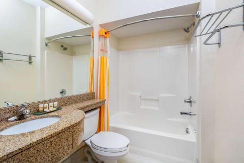 ein Bad mit einem Waschbecken, einem WC und einer Dusche in der Unterkunft La Quinta by Wyndham Tulare in Tulare