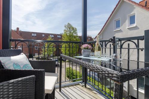 d'un balcon avec une table et une clôture. dans l'établissement StrandEins Whg_ 6 _Baltica_, à Rerik