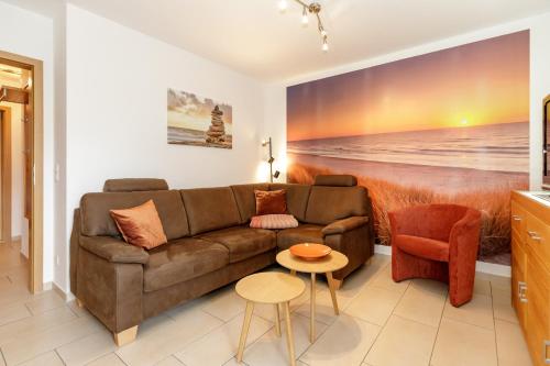 uma sala de estar com um sofá e uma mesa em Villa Rerik Haus 1 Whg 1 em Rerik
