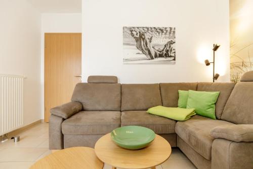 sala de estar con sofá y mesa en Villa Rerik Haus 1 Whg 5, en Rerik