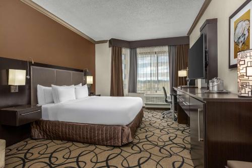 内蒂克The Verve Boston Natick, Tapestry Collection by Hilton的配有一张大床和一张书桌的酒店房间