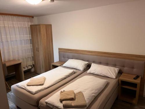 - une chambre avec 2 lits et des serviettes dans l'établissement Hotel zur Post limburg Bad camberg, à Hünfelden