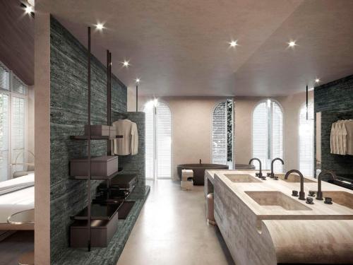 La salle de bains est pourvue d'un grand lavabo et d'une baignoire. dans l'établissement Mondrian Singapore Duxton, à Singapour