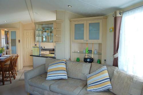 Kuchyň nebo kuchyňský kout v ubytování Caravan 251 Bryn Y Mor Beach Side Park