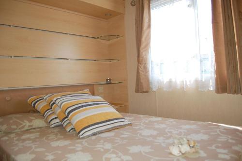 Postel nebo postele na pokoji v ubytování Caravan 251 Bryn Y Mor Beach Side Park