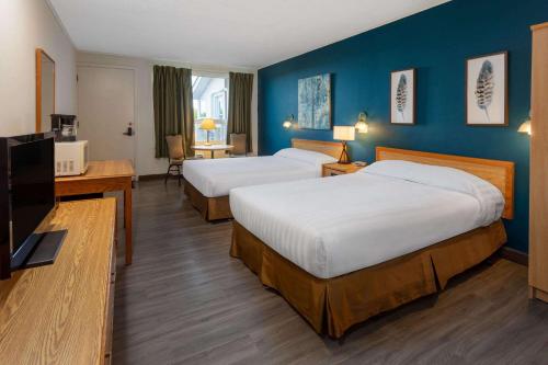 Säng eller sängar i ett rum på Travelodge by Wyndham Amherst