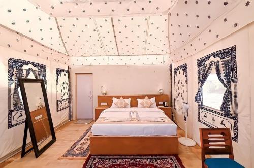 Postel nebo postele na pokoji v ubytování Dashing Desert Camps & Resort