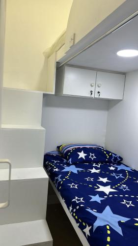Un dormitorio con una cama con estrellas. en Deluxe Loft Rooms near Burjuman Metro Station , Bur Dubai en Dubái