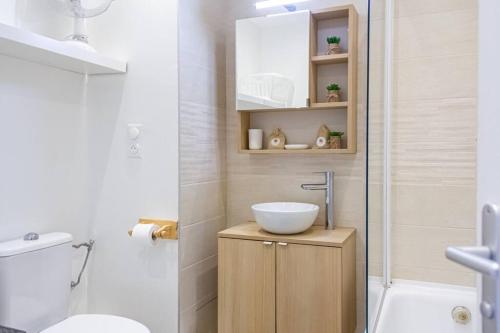 une salle de bain avec un lavabo et des toilettes dans l'établissement ZenBNB / Azur / Proche Tram / Studio / Balcon Privé, à Annemasse