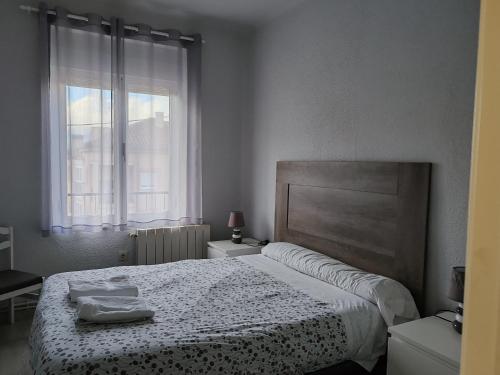 1 dormitorio con 1 cama con 2 toallas en Paneras del Rey, en Ávila