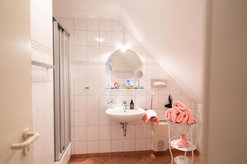 een badkamer met een wastafel en een spiegel bij Gasthof Alte Schmiede G*** Lückendorf in Luftkurort Lückendorf