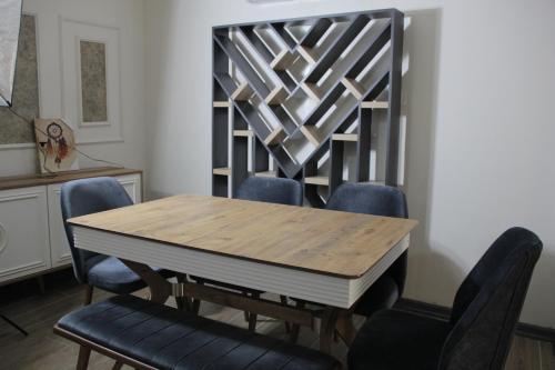 uma sala de jantar com uma mesa de madeira e cadeiras em Bomonti Solo Exclusive Designed Hotel em Istambul