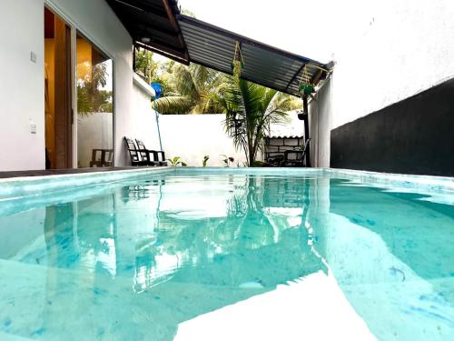 una gran piscina de agua azul en Mango Tree House Mirissa, en Mirissa