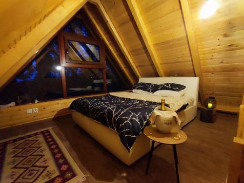 een slaapkamer met een bed en een groot raam bij Vila Šibovi in Banja Luka