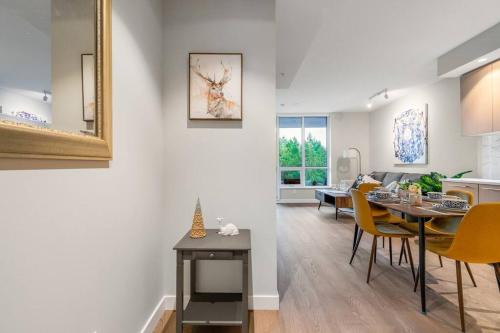 Ruang duduk di Modern Comfort at UBC: 1BR Condo near Campus