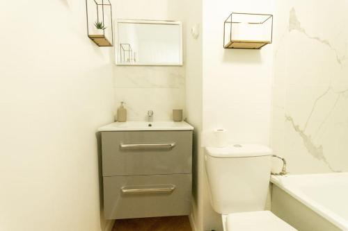 Phòng tắm tại Le Cabinet de Curiosité - La Bonne Marienne