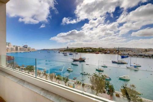 斯利馬的住宿－Sea View Over Valletta Strand Area，阳台享有海港景色。
