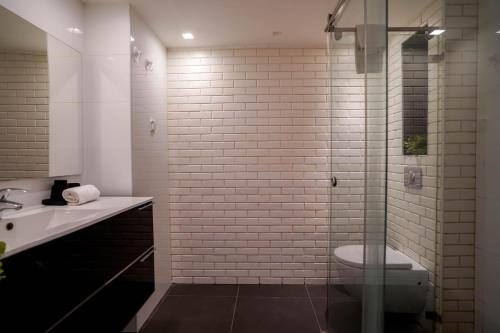 Ένα μπάνιο στο YalaRent incredible Penthouses with all over sea view
