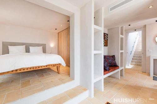 een slaapkamer met een groot bed en een open haard bij Casablanca in Ses Salines