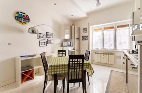 a kitchen with a table and chairs in a room at Comfortable apartment in a strategic position in Rome