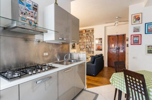 een keuken met een wastafel en een fornuis top oven bij Comfortable apartment in a strategic position in Rome