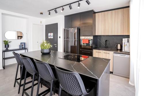 Η κουζίνα ή μικρή κουζίνα στο YalaRent incredible Penthouses with all over sea view