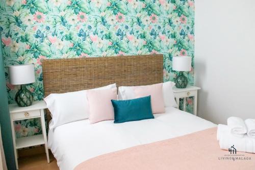 sypialnia z dużym łóżkiem i tapetą w kwiaty w obiekcie Living4malaga Spring Boutique w Maladze
