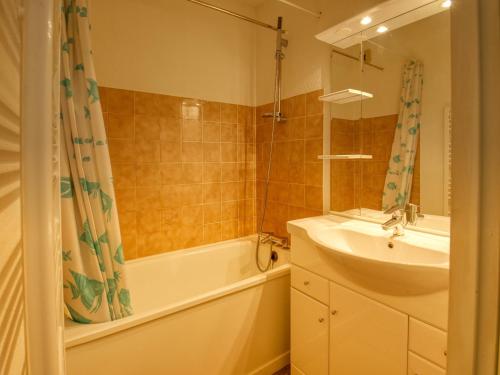 une salle de bain avec un lavabo et une baignoire et un lavabo dans l'établissement Appartement cosy 4-5 pers. skis aux pieds à Morillon 1100 - FR-1-642-31, à Morillon