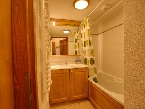 une salle de bain avec un lavabo et une baignoire dans l'établissement Appartement cosy pour 4, au pied des pistes à Morillon 1100, proche jardin d'enfants - FR-1-642-41, à Morillon