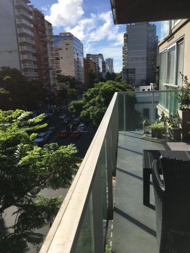 balcón con vistas a una calle de la ciudad en Studio Belgrano Temporary app en Buenos Aires