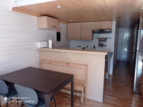 - une cuisine avec un comptoir et une table dans une pièce dans l'établissement Studio mezzanine 32m² Tignes, balcon, wifi, lave-linge, séjour lit convertible - FR-1-449-184, à Tignes