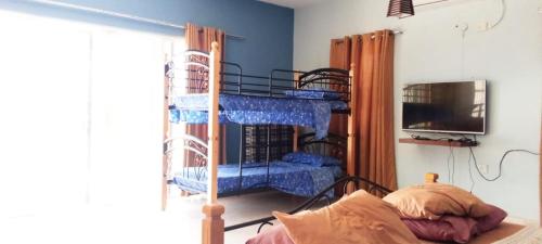1 Schlafzimmer mit 2 Etagenbetten in einem Zimmer in der Unterkunft Musharbash in Al Baḩḩāth