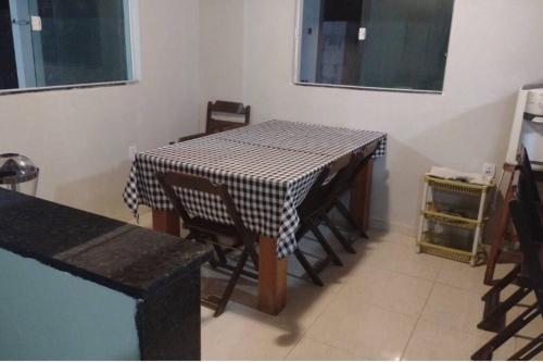 una mesa con un mantel blanco y negro a cuadros en Casa de Praia em condomínio, en Vera Cruz de Itaparica