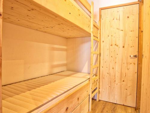 Cette chambre comprend 2 lits superposés et une porte. dans l'établissement Studio rénové, proche pistes, parking, confort - FR-1-505-157, à Notre-Dame-de-Bellecombe