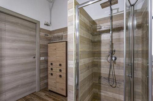 イスピカにあるVilla Pinella by Villa Plusの浴室のガラス扉付きシャワー