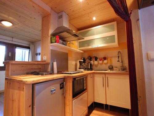 Il comprend une petite cuisine équipée d'une cuisinière et d'un réfrigérateur. dans l'établissement Joli studio cosy à Champagny, proche centre, terrasse, 4 pers., accès rapide commerces/télécabine - FR-1-464-196, à Champagny-en-Vanoise