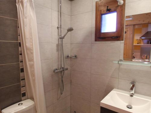 une salle de bain avec une douche avec des toilettes et un lavabo dans l'établissement Joli studio cosy à Champagny, proche centre, terrasse, 4 pers., accès rapide commerces/télécabine - FR-1-464-196, à Champagny-en-Vanoise