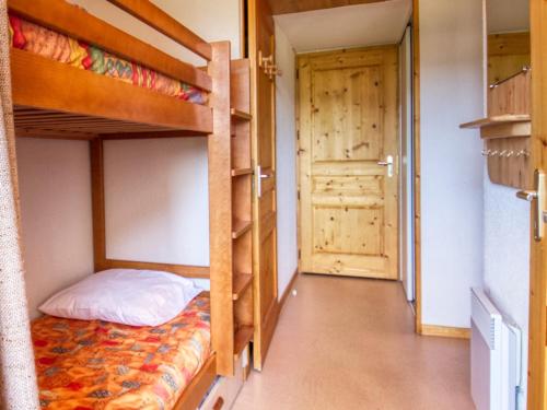 um quarto com 2 beliches e uma porta em Appartement Morillon 1100, 2 pièces, 4 personnes - FR-1-642-64 em Morillon