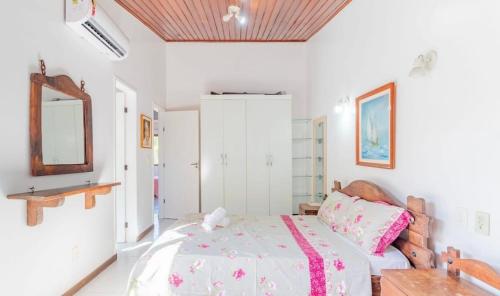 ein Schlafzimmer mit einem Bett und einer Holzdecke in der Unterkunft Village em Itacimirim 5 min a pé da praia. Vista Lagoa! in Itacimirim