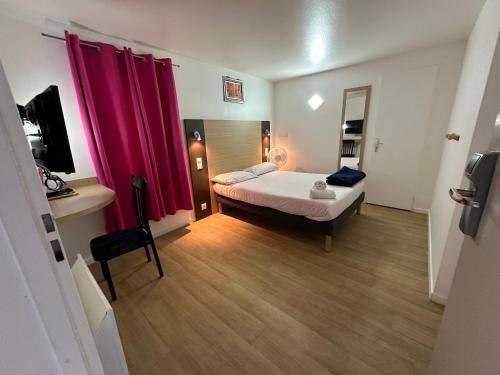 Cette petite chambre comprend un lit et des rideaux rouges. dans l'établissement FASTHOTEL ROISSY CDG SUD - Claye Souilly, à Claye-Souilly