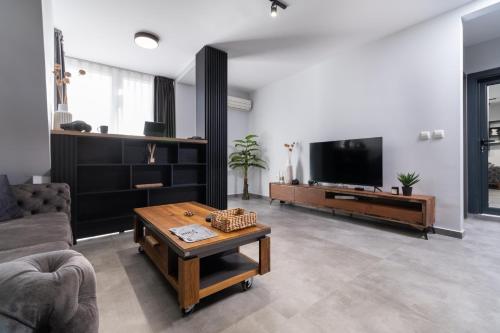 TV a/nebo společenská místnost v ubytování Chic 1BR Apartment with Balcony in Plovdiv