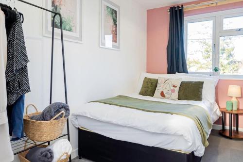 een slaapkamer met een bed en een raam bij Modern Apt - Comfort Family and Business Travellers with Parking in Oxford