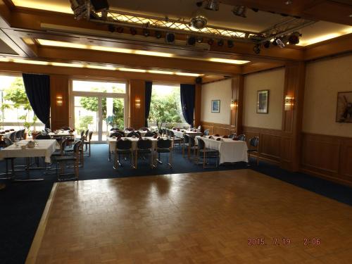 a dining room with tables and chairs in it at Hotel Ziegenkrug Schweriner Tor in Pampow